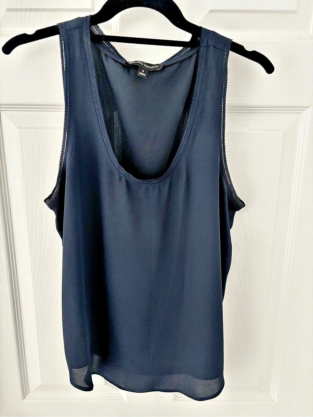 Banana Republic Sleeveless blouse in navy Size Small Like New